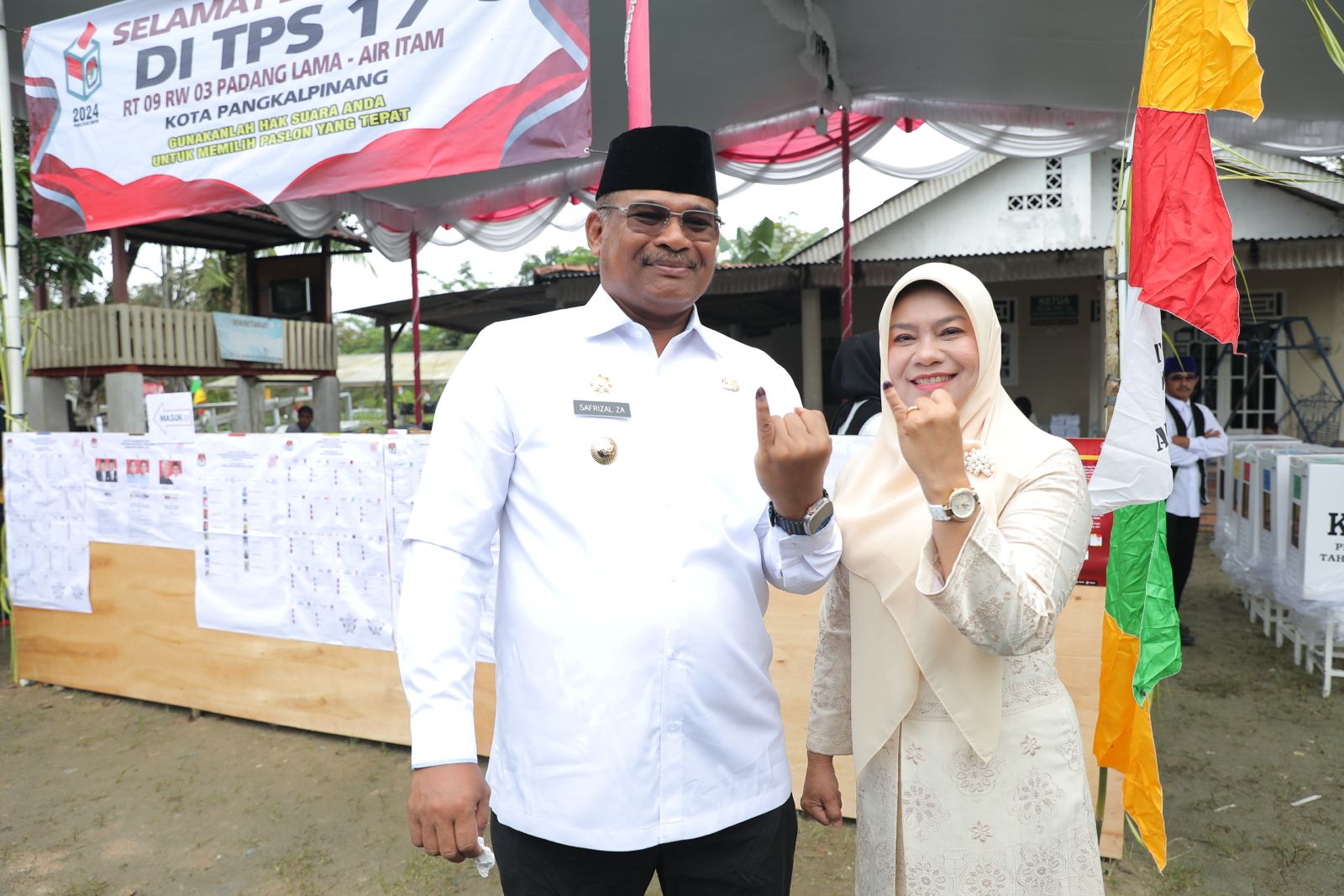 Sukses Memilih, Pj Gubernur Safrizal dan Istri Sampaikan Suara di TPS 17 Padanglama
