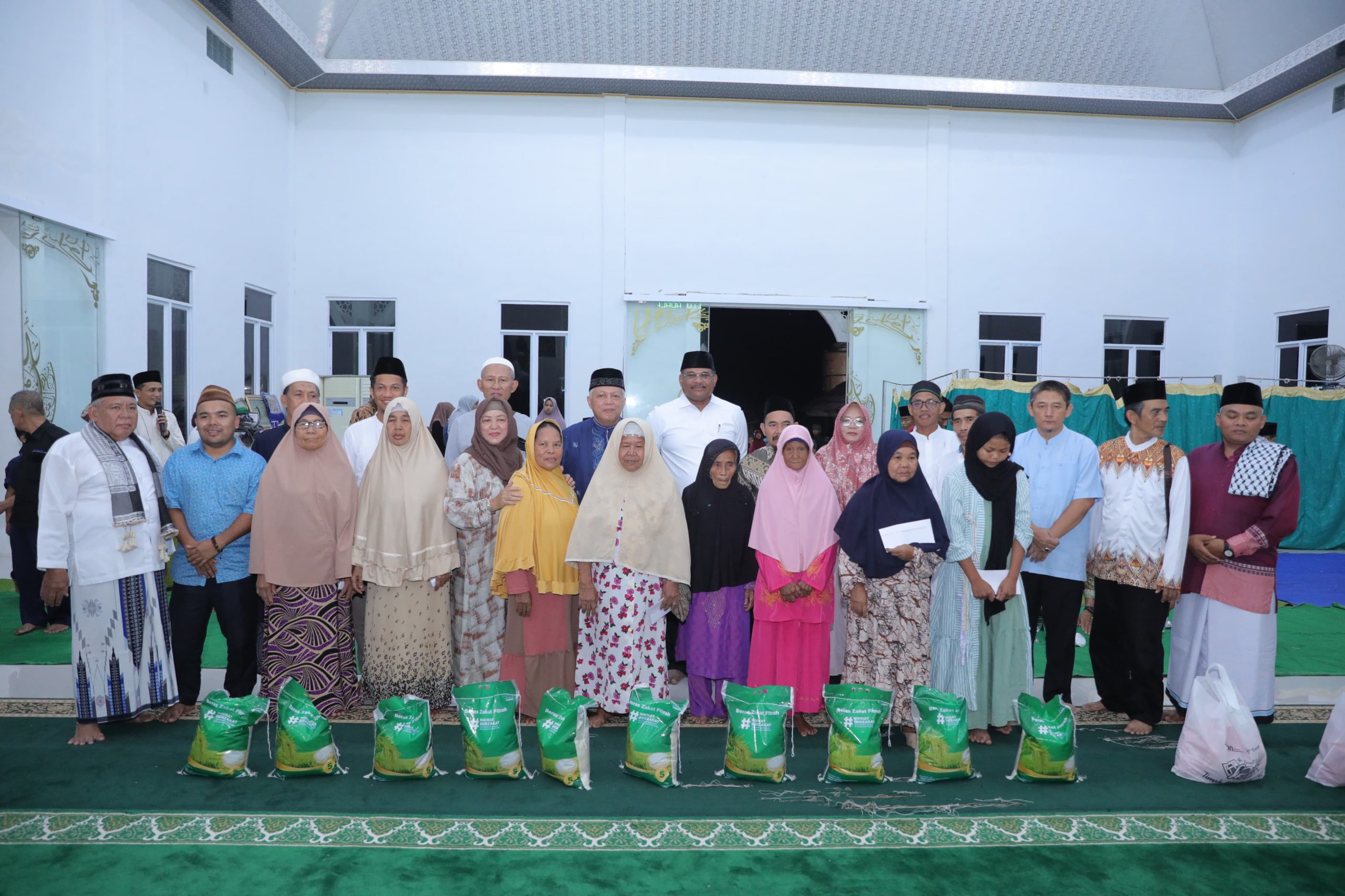 Pj Gubernur Safrizal ZA Sapa Warga Desa Terentang di Safari Ramadan, Pesan Damai dan Harmonis Disampaikan!