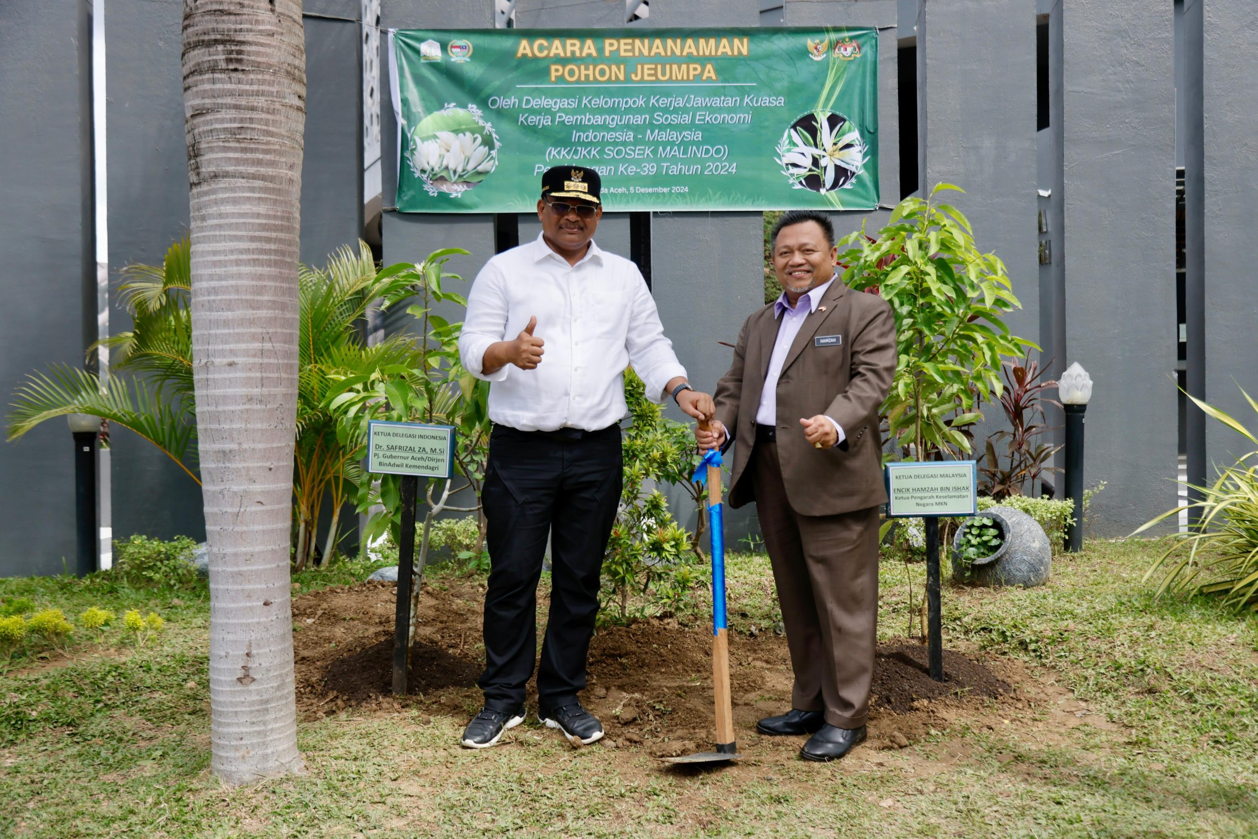 Pj Gubernur Safrizal dan Ketua Delegasi Malaysia Tanam Pohon Jeumpa di Museum Tsunami
