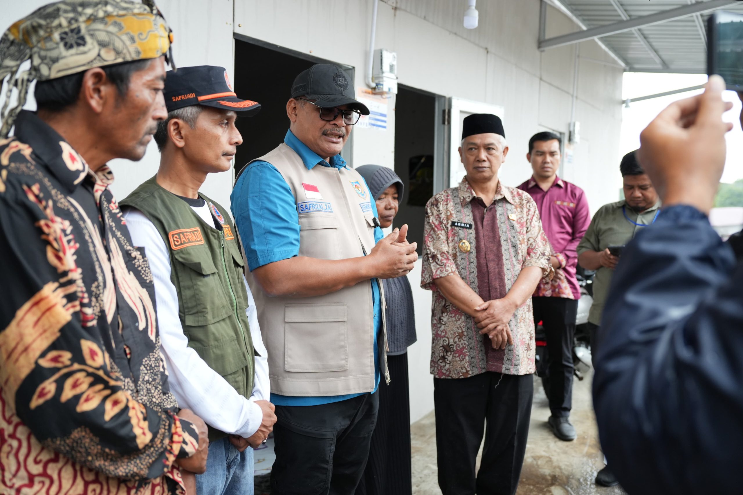 Safrizal Berkunjung ke Huntara Jamur Ujung, Fatmawati Tersanjung