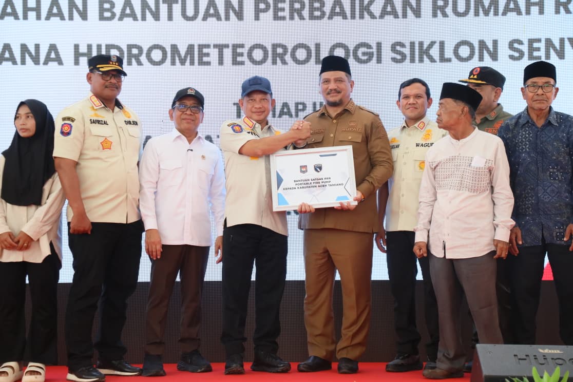 Kaposwil PRR Aceh Safrizal ZA Dampingi Mendagri dan Menko PMK Serahkan Bantuan di Aceh Tamiang