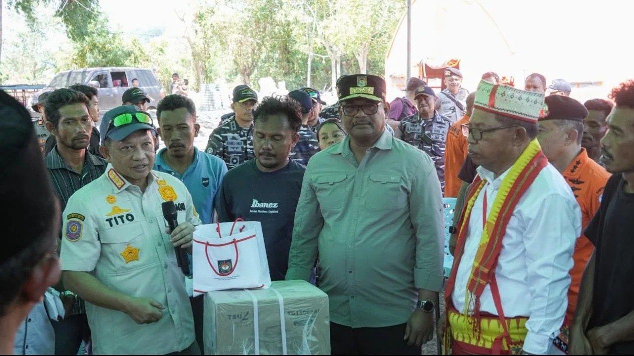 Mendagri Tinjau dan Salurkan Bantuan Bencana Gempa Bumi di NTT