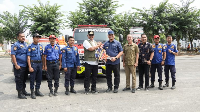 Safrizal Serahkan Mobil Damkar dan Pompa Portable untuk Aceh Tamiang